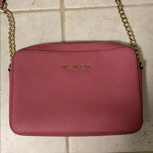 A crossbody bag